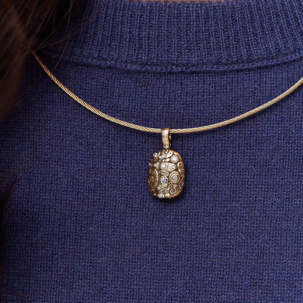 FLORA PENDANT NECKLACE, 18k yellow gold
0.17ctw Brilliant cut diamonds
1.5mm cable link chain
18" in length
Made in New York
, NECKLACES, ALEX SEPKUS