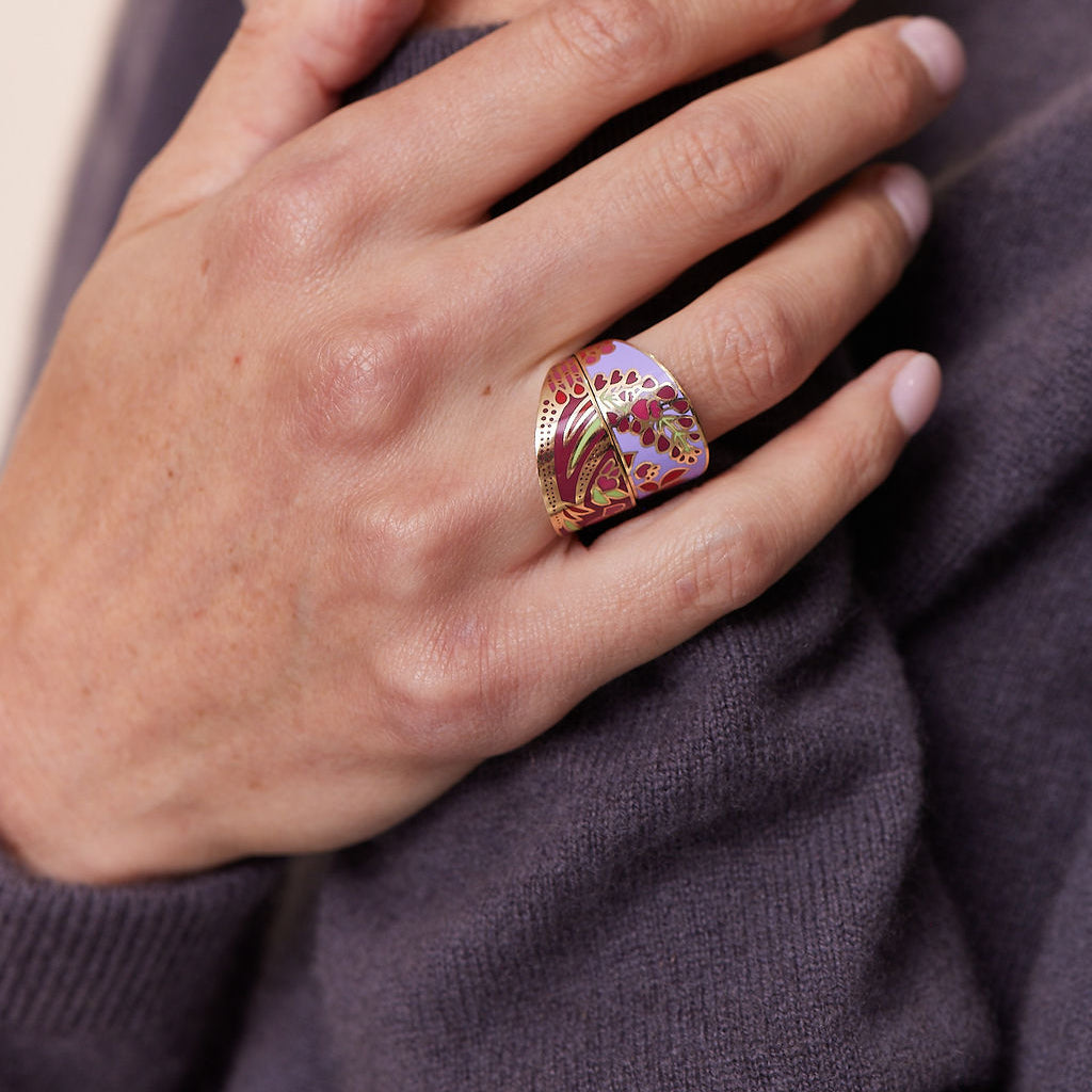 SARI LUCKNOW RING JACKETS, 14k yellow gold
Enamel
Size 6.75
Made in London, RINGS, Alice Cicolini