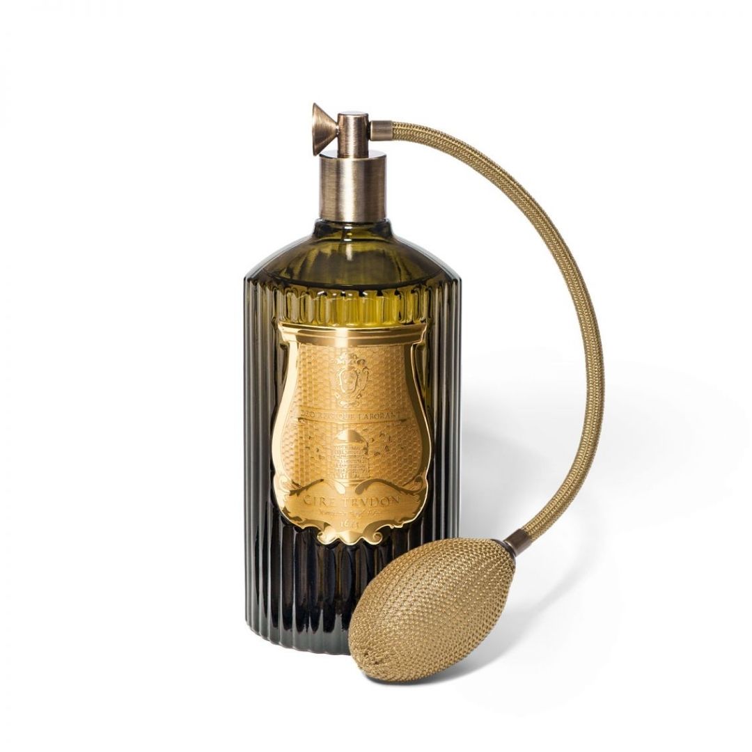 ROOM SPRAY, Trudon's signature scents are also available as room sprays. They are available in large glass bottles, hand-made in Tuscany.
12.6 Fl.oz
Dimensions: H: 18 cm Ø: 7 cm
, Fragrance, Trudon
