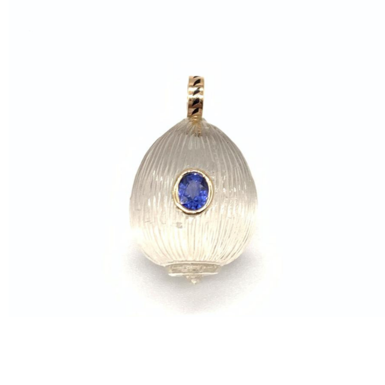 CARVED QUARTZ COQUITO WITH SAPPHIRE, 18k rose gold
Carved quartz coquito
Blue sapphire
, Pendant, DEZSO