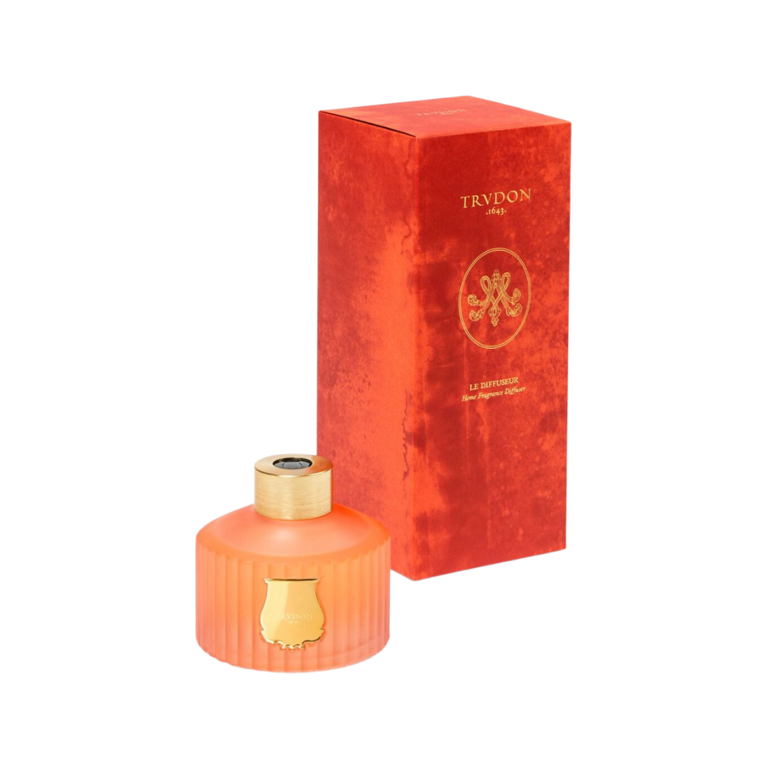 LE DIFFUSEUR - TUILERIES, Floral &amp; fruity chypre 
Handcrafted in the same glass manufacture as the candles, the Diffuser is topped with a 100% recyclable aluminum ring. Through it, you place 8 natural, black rattan sticks. This is a 350ml fluted container adorned with a gold emblem. 
The diffuser allows a 3 to 4-month long, passive diffusion.  
, Fragrance, Trudon