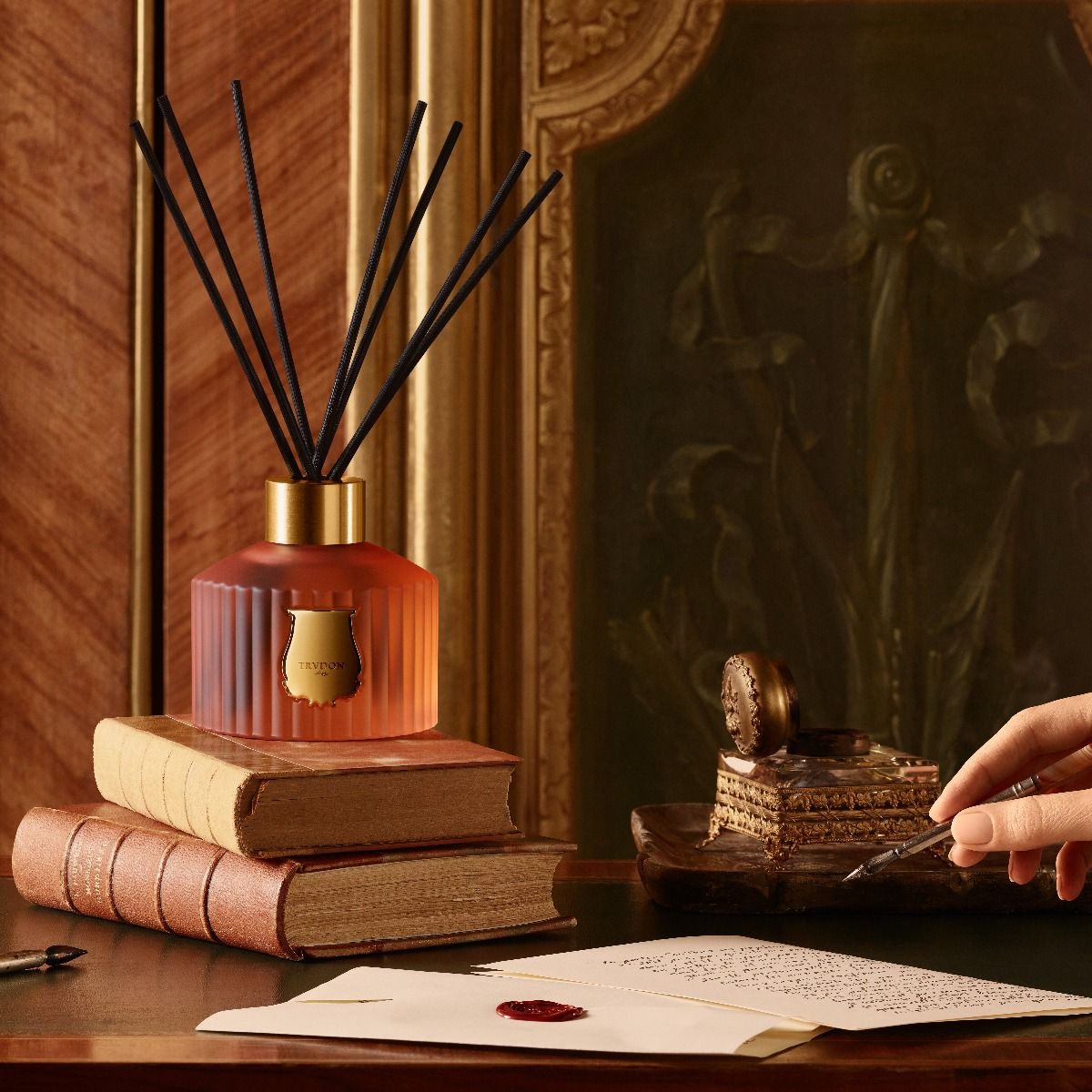 LE DIFFUSEUR - TUILERIES, Floral &amp; fruity chypre 
Handcrafted in the same glass manufacture as the candles, the Diffuser is topped with a 100% recyclable aluminum ring. Through it, you place 8 natural, black rattan sticks. This is a 350ml fluted container adorned with a gold emblem. 
The diffuser allows a 3 to 4-month long, passive diffusion.  
, Fragrance, Trudon